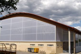 Euskocubiertas, SL fábrica con cubierta de panel con lucernarios bóveda 