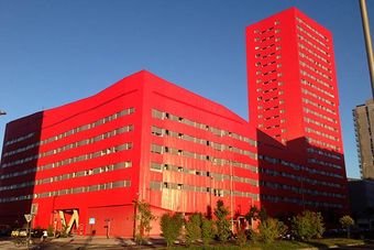 Euskocubiertas, SL fachada ventilada de color rojo